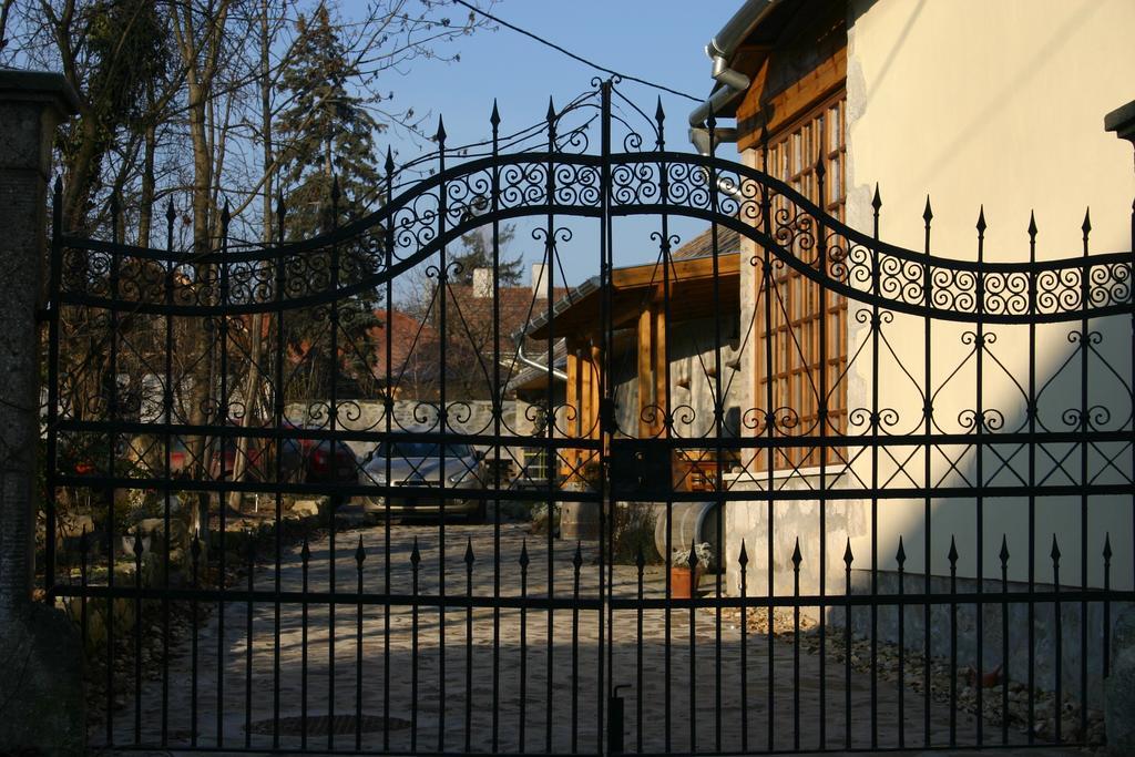 Karadi-Berger Vendeghaz Apartment Erdobenye Bilik gambar
